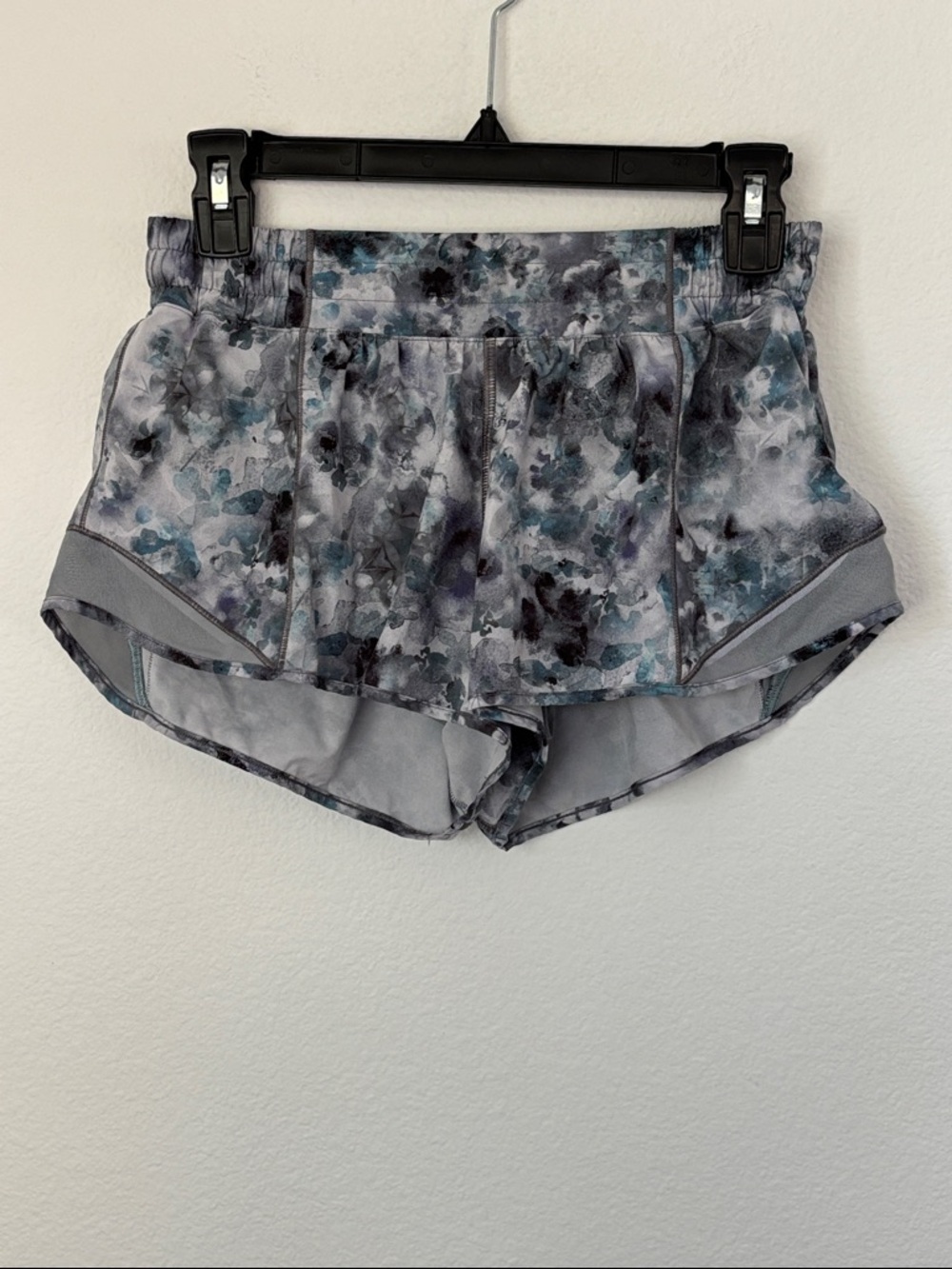 Lululemon Hotty Hot Low Rise Short 2.5 Watercolor Print Athletic Shorts